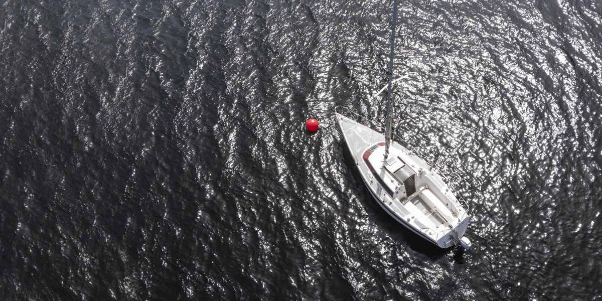 Lancha pega fogo na Baía de Todos-os-Santos neste domingo (18)
