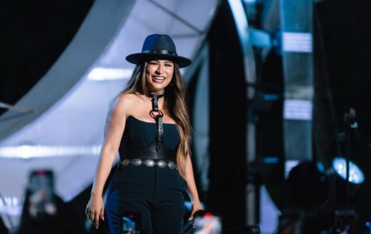 Simone Mendes expulsa marido do palco após dança quente