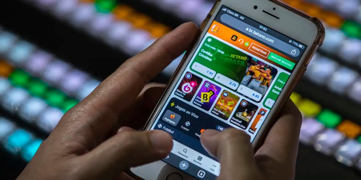 Mulher é detida por desviar R$ 20 mil de farmácia para apostas online