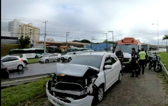 Mulher vítima de acidente na paralela tem celular furtado durante atendimento