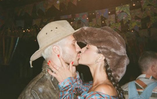 É real! Bruna Marquezine posta primeira foto beijando João Guilherme