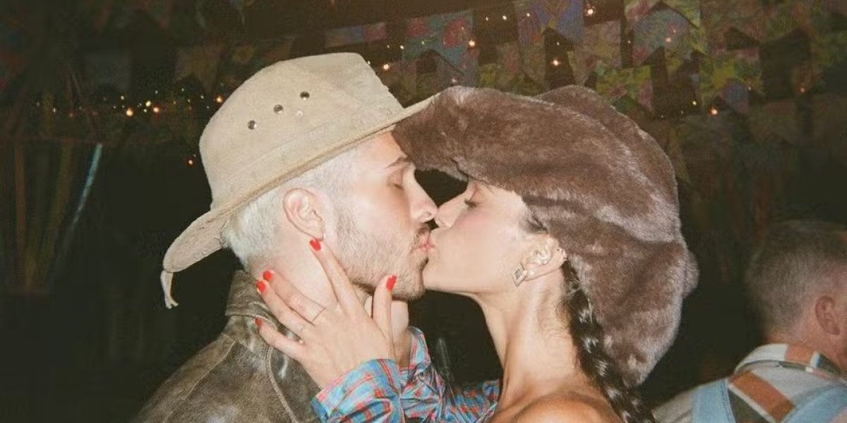 É real! Bruna Marquezine posta primeira foto beijando João Guilherme