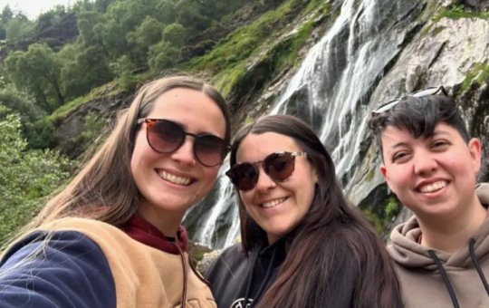 Esposas se apaixonam por madrinha e formam trisal inusitado