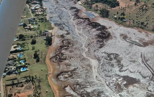 Barragem de represa se rompe em condomínio de luxo e inunda casas e BR-163 