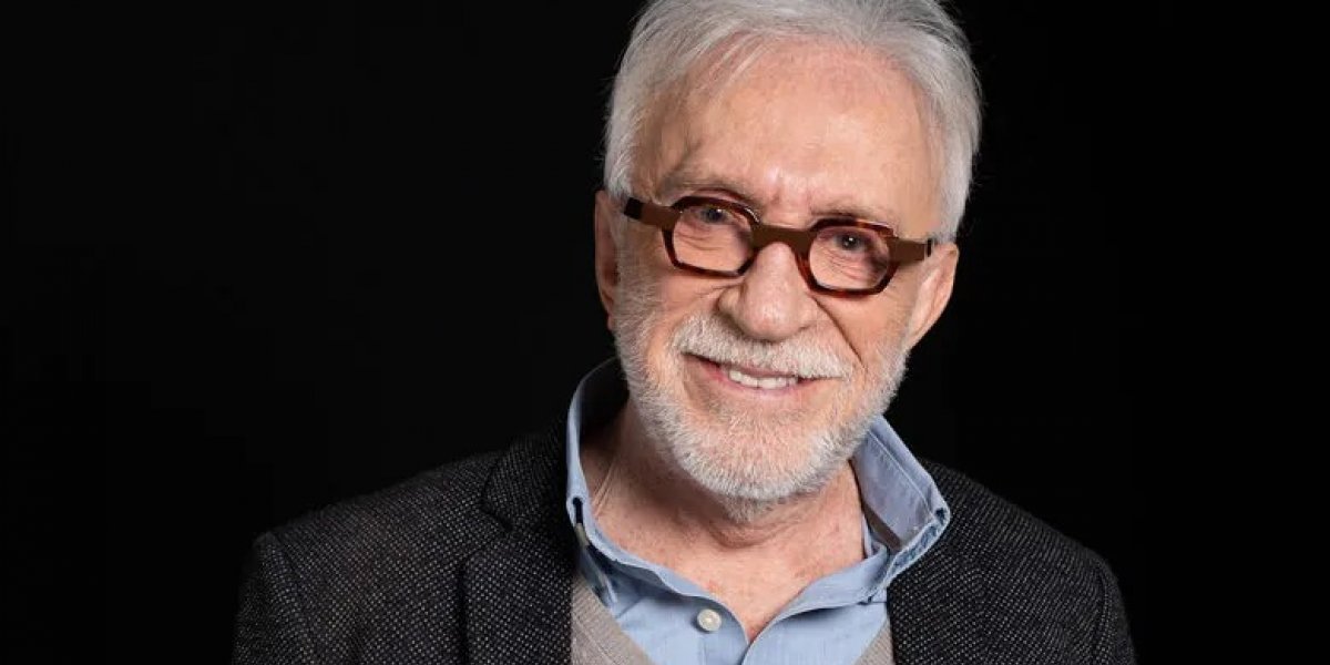 Moacyr Franco descobre morte de Silvio Santos e faz homenagem