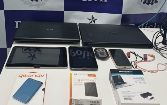 Eletrônicos são apreendidos na casa de mulher investigada por stalking