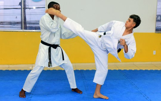 Bolsa Atleta incentiva carateca de Salvador a disputar mundial na Argentina