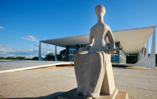 PEC que limita poderes do STF avança mesmo após “acordo” entre os Três Poderes