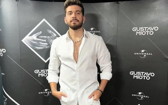 Gustavo Mioto dá "bronca" em fã após ela jogar calcinha no palco