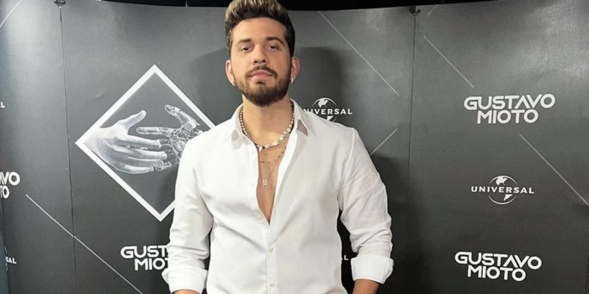 Gustavo Mioto dá "bronca" em fã após ela jogar calcinha no palco