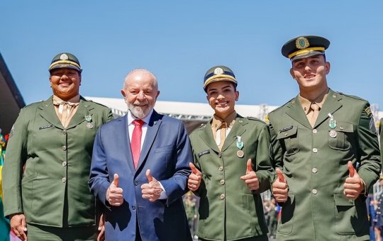 Lula participa de solenidade do Dia do Soldado em Brasília