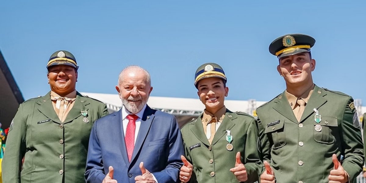 Lula participa de solenidade do Dia do Soldado em Brasília