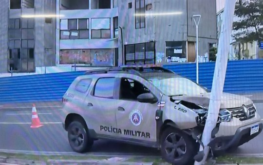 Viatura da PM colide em poste na região da Barra em Salvador