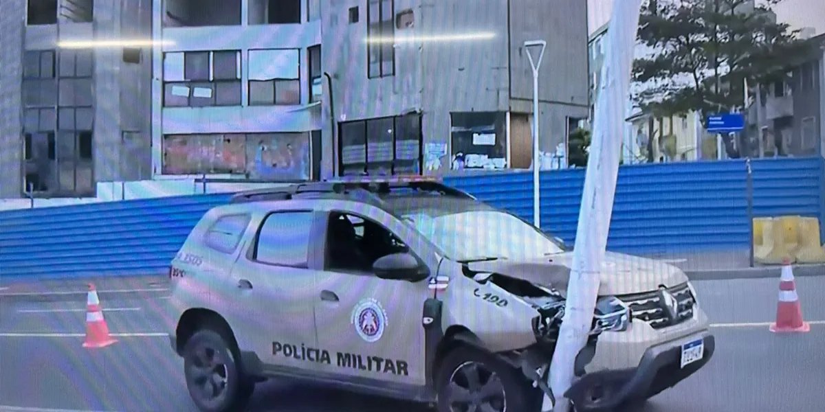 Viatura da PM colide em poste na região da Barra em Salvador