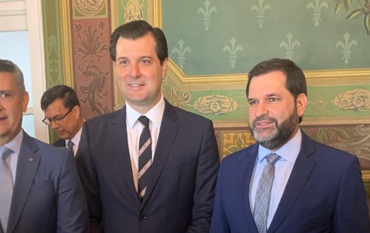 Sessão solene premia chefes do TCE e MPE e concede título a André Requião