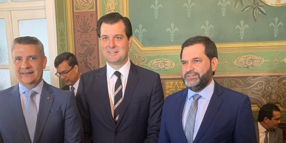 Sessão solene premia chefes do TCE e MPE e concede título a André Requião