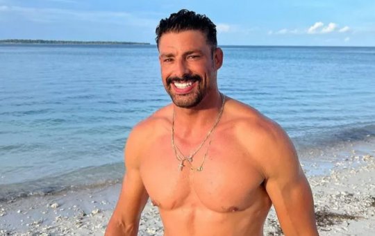 Cauã Reymond fica à deriva em Bali após perda de prancha