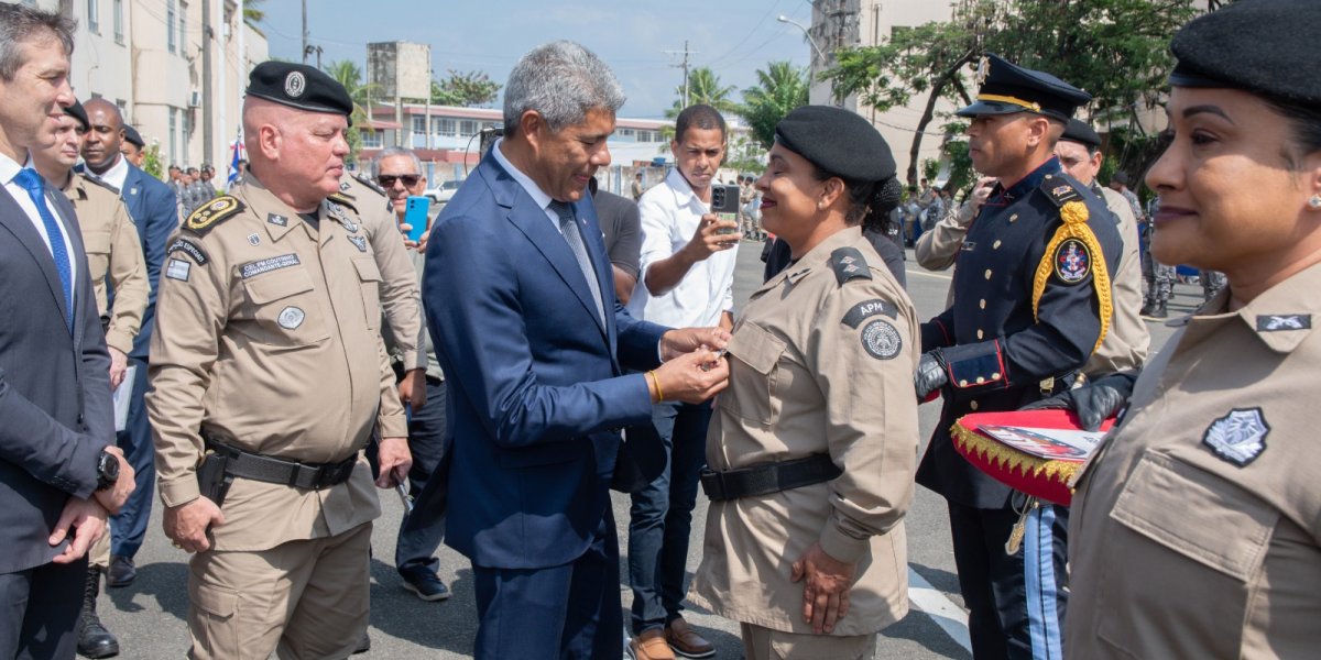 PMs são condecorados pelo Dia do Soldado