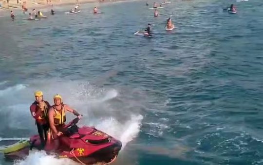 Ventania arrasta pelo menos 100 banhistas para pedras em Copacabana