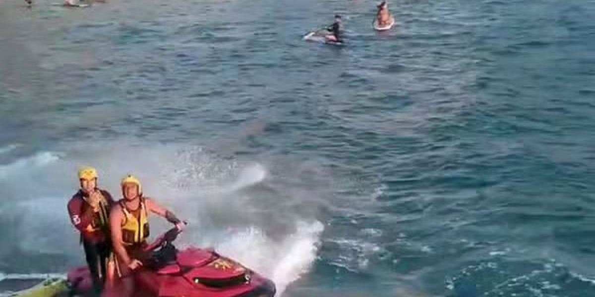 Ventania arrasta pelo menos 100 banhistas para pedras em Copacabana