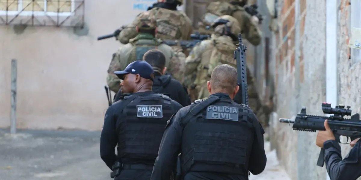 Polícia Civil confisca arsenal de guerra avaliado em 3 milhões de reais na Bahia