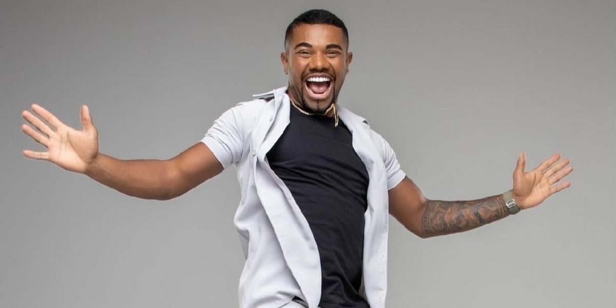 Davi Brito comemora aniversário em lancha e mãe mostra bastidores da festa