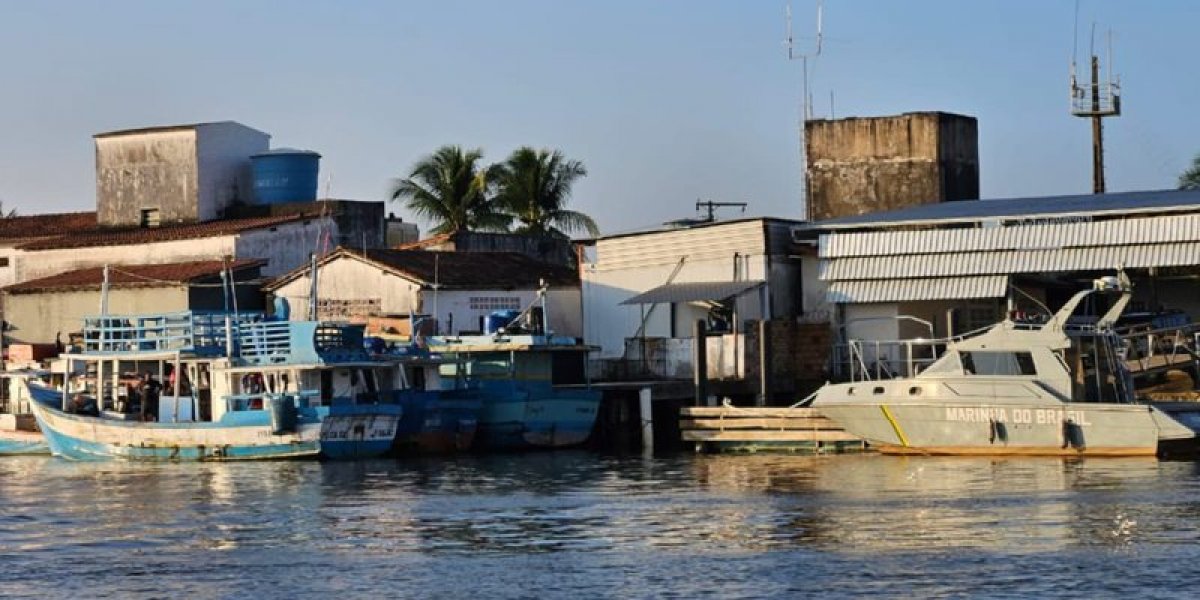 Marinha resgata tripulantes de barco à deriva em cidade baiana