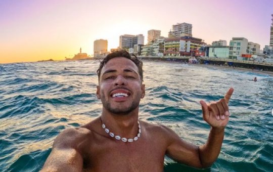 Surfista posta encontro com baleia e filhote próximo à praia do Farol da Barra