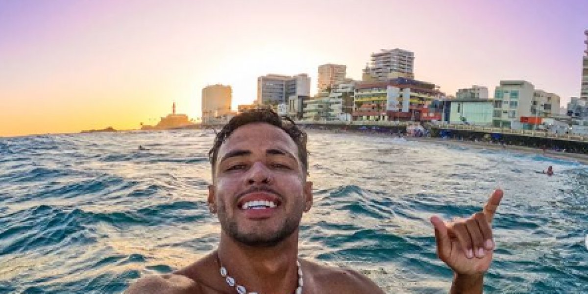 Surfista posta encontro com baleia e filhote próximo à praia do Farol da Barra