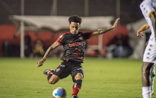 Matheusinho sofre lesão na coxa e desfalca o Vitória em momento decisivo