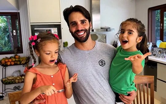 Filhas de Ivete Sangalo aproveitam domingo de pescaria com o pai