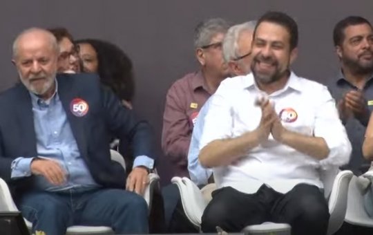 Durante comício de Boulos, trecho do hino nacional é cantado em linguagem neutra