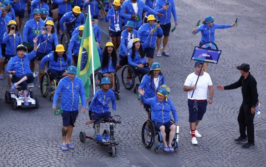 Delegação brasileira desfila na abertura das Paralimpíadas de Paris 2024
