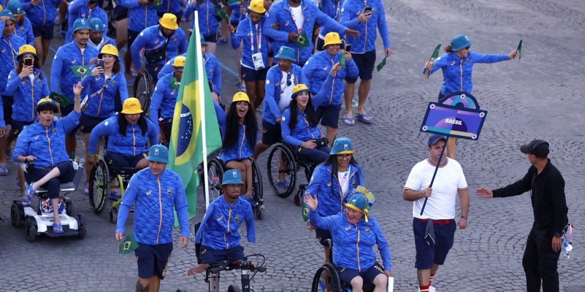 Delegação brasileira desfila na abertura das Paralimpíadas de Paris 2024