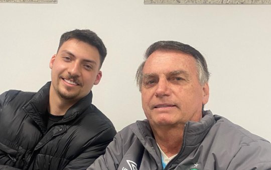 Filho "04" de Bolsonaro lança campanha eleitoral para vereador