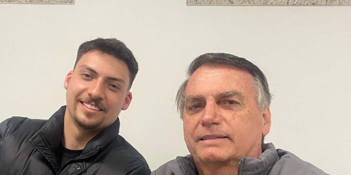 Filho "04" de Bolsonaro lança campanha eleitoral para vereador