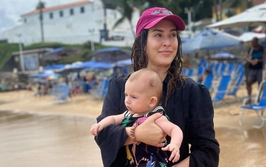 Fe Paes Leme leva filha para curtir dia de praia pela primeira vez em Salvador