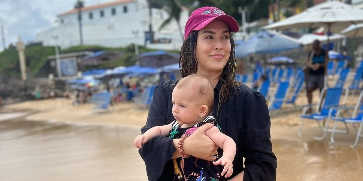 Fe Paes Leme leva filha para curtir dia de praia pela primeira vez em Salvador