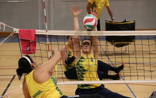 Paralimpíadas 2024: Brasil estreia com vitória no vôlei sentado feminino