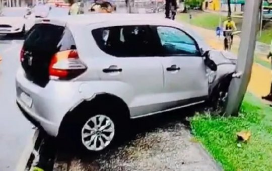 Motorista bate carro em poste na Av.Centenário nesta quinta-feira (29)
