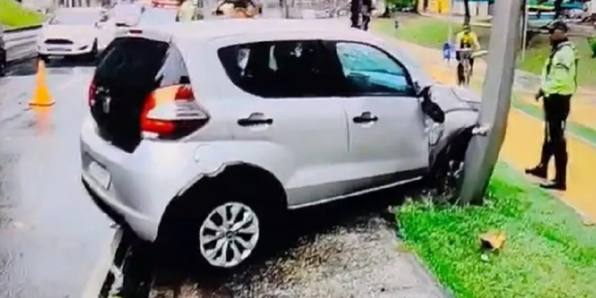 Motorista bate carro em poste na Av.Centenário nesta quinta-feira (29)
