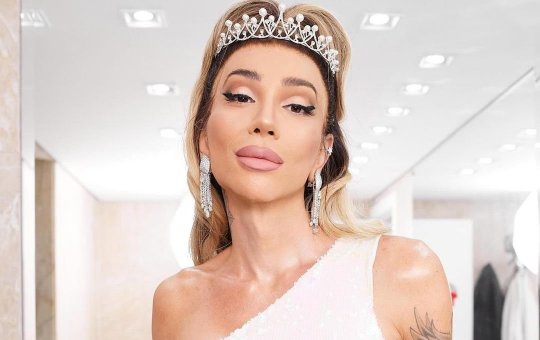 Maya Massafera compartilha vídeo aos beijos com homem misterioso