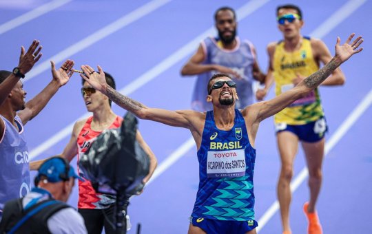 Paralimpíadas 2024: Júlio Cesar conquista ouro e bate recorde mundial nos 5000m