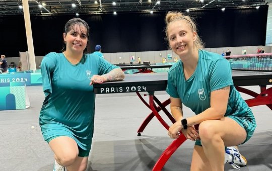 Paralimpíadas 2024: Bruna e Dani garantem medalha no tênis de mesa