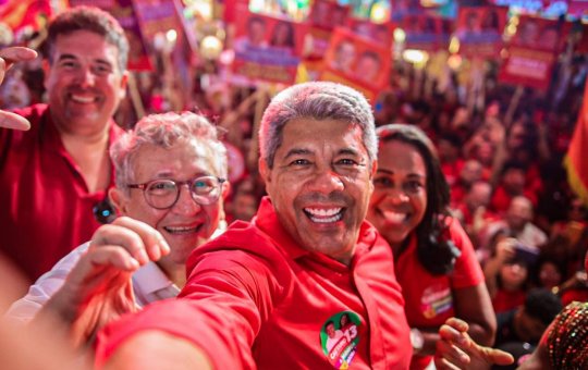 Jerônimo Rodrigues participa de caminhada em Camaçari