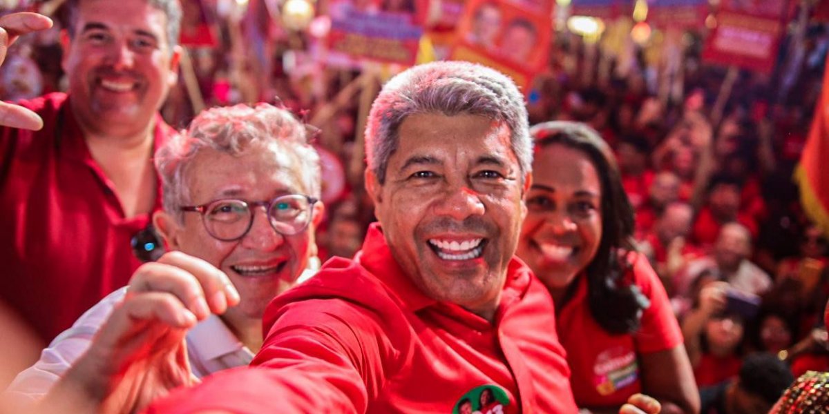 Jerônimo Rodrigues participa de caminhada em Camaçari