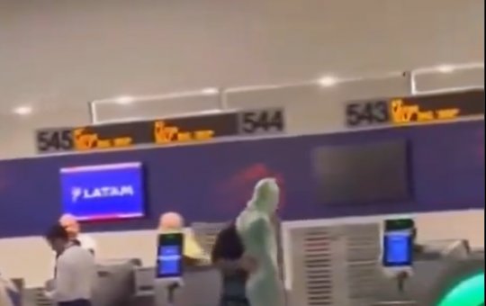 Homem enrolado em plástico filme tentou se despachar como bagagem