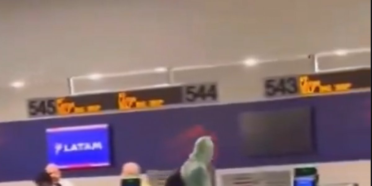 Homem enrolado em plástico filme tentou se despachar como bagagem