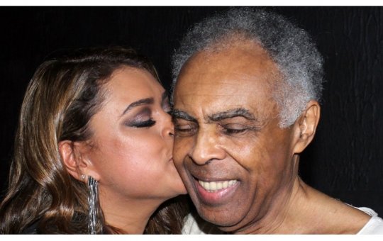 Gilberto Gil faz serenata para Preta Gil em meio ao tratamento oncológico