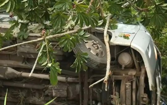 Quatro pessoas morrem após ônibus cair em ribanceira na Bahia